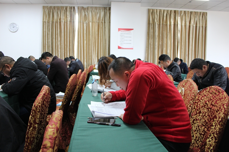學(xué)員進(jìn)行理論考試.JPG