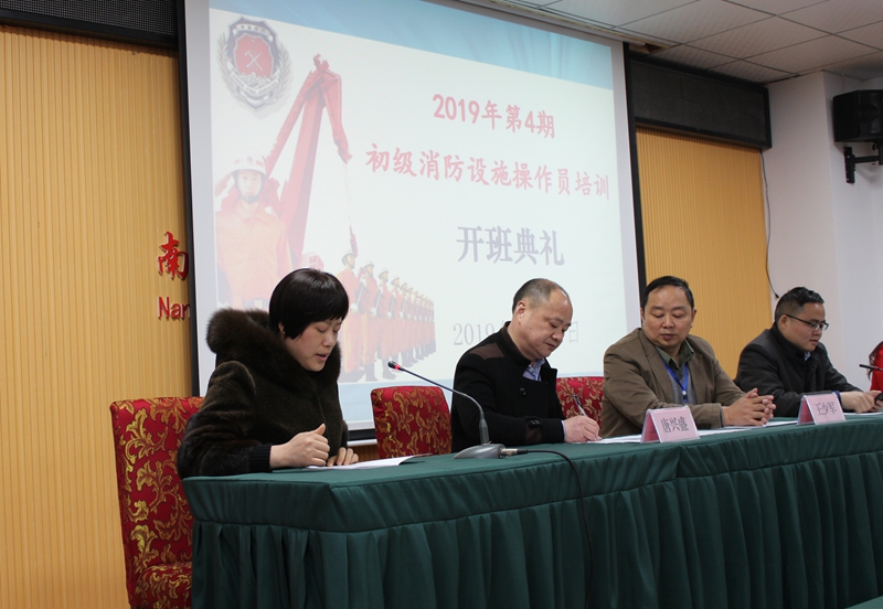 班長杜曉莉同學講話.JPG